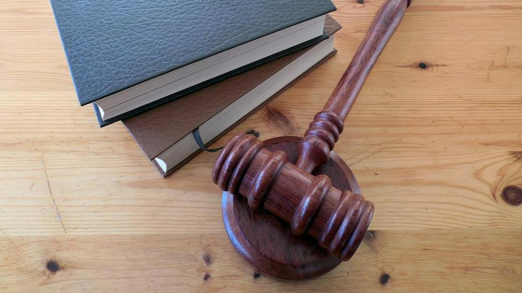 Zaradi pomanjkanja pravosodnih policistov imajo obilico preglavic tudi na sodiščih. Foto: Pixabay