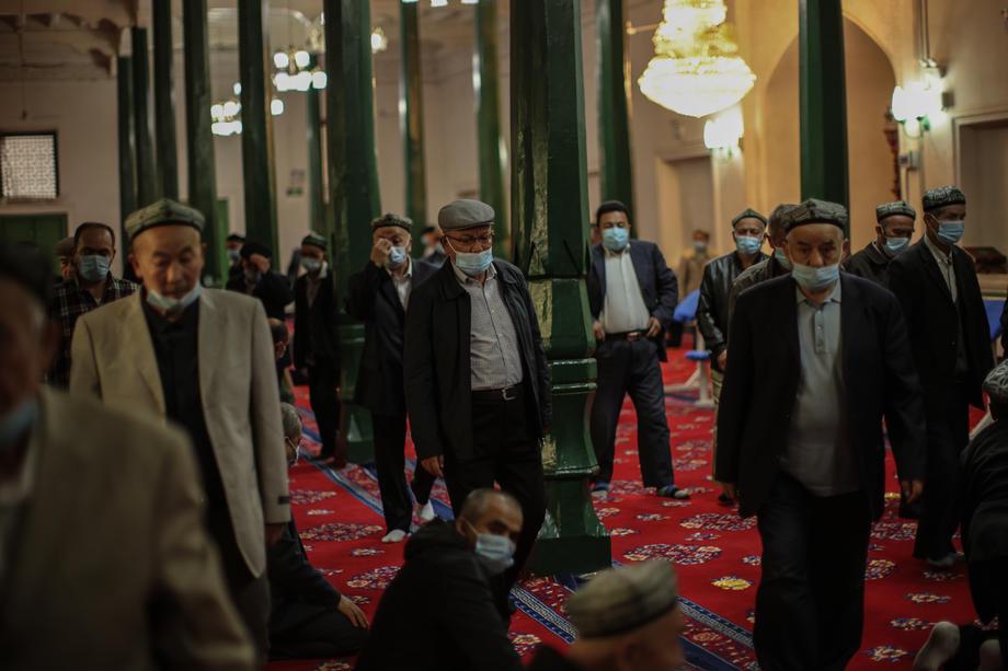 Molitev Ujgurov in drugih musliamanskih manjšin v Kašgarju v Šindžjangu. Foto: EPA