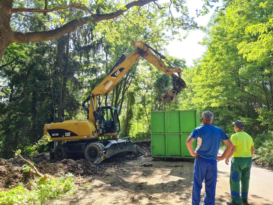 Sanacija s komunalnim blatom onesnaženega območja v Pivoli se začenja. Foto: TV Slovenija/Jasmina Gregorec Kozole