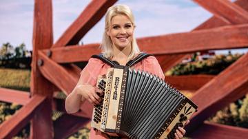 V Poletnem pozdravu priredba pesmi Lojzeta Slaka Srečno, mlada Slovenija