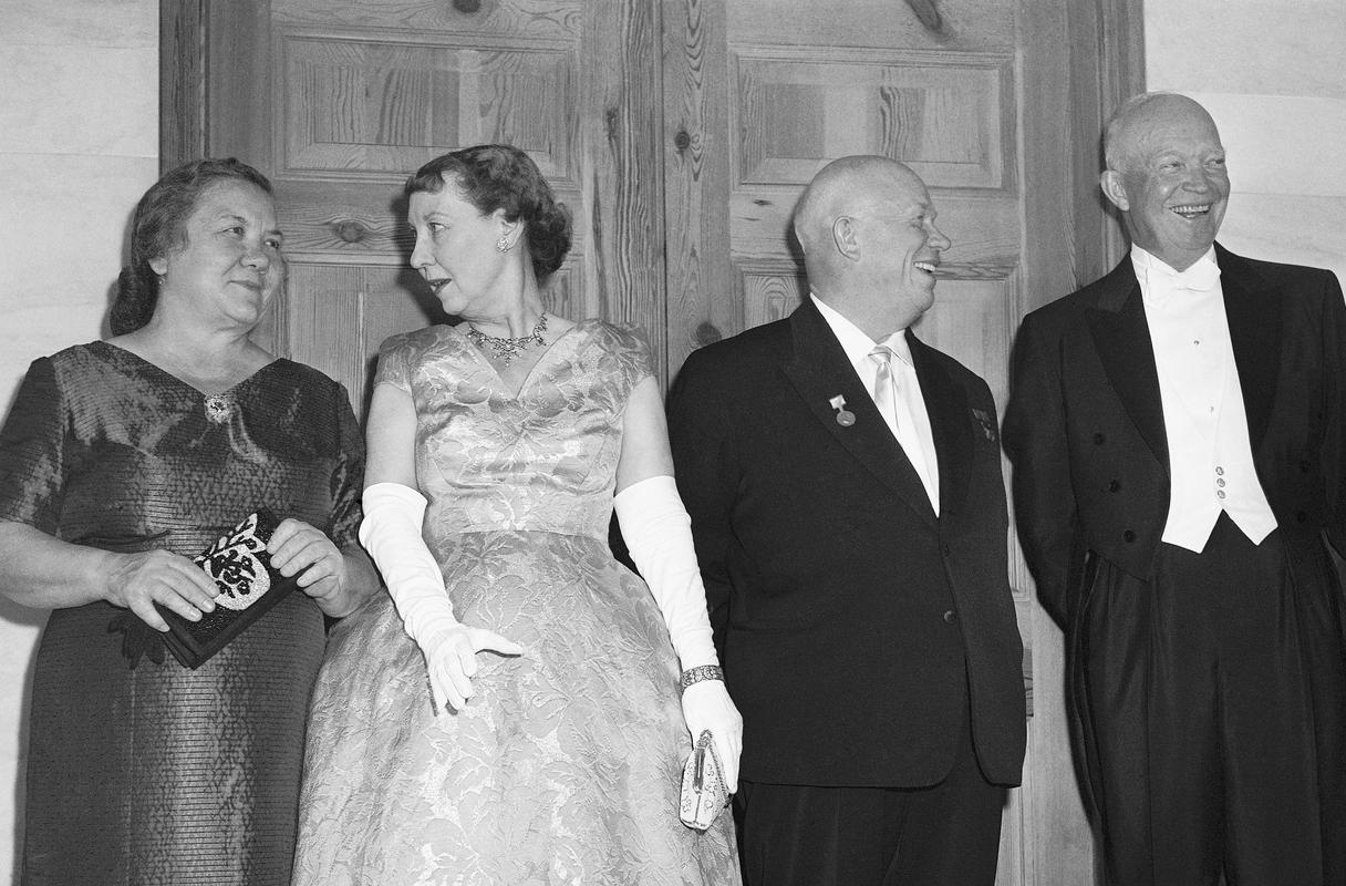 Ameriški predsednik Dwight Eisenhower z ženo Mamie pozira s sovjetskim voditeljem Nikito Hruščovim in ženo Nino pred večerjo v Beli hiši 14. septembra leta 1959. Foto: AP