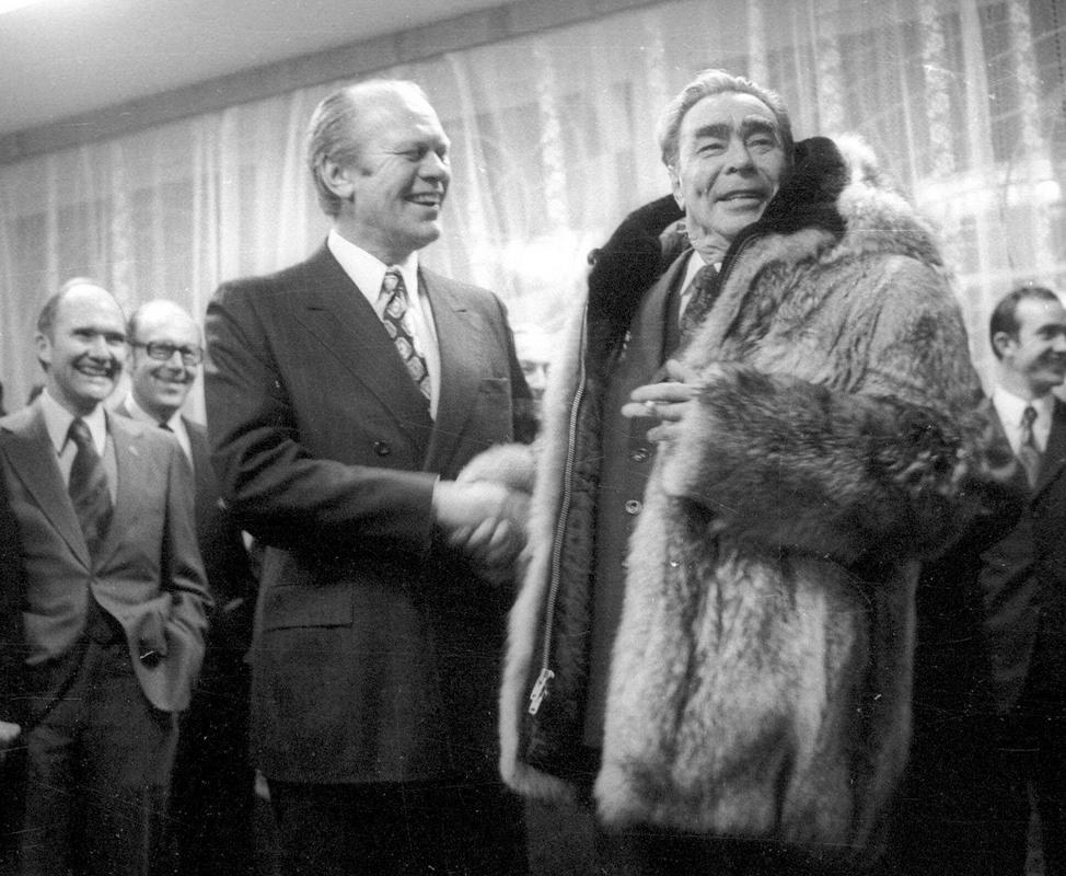 Gerald Ford in Leonid Brežnjev, oblečen v Fordov plašč, na srečanju v Vladivostoku 24. novembra leta 1974. Foto: AP