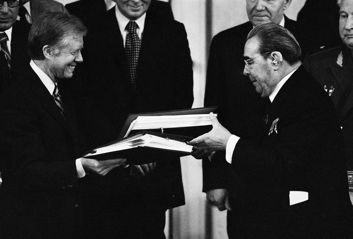 Jimmy Carter in Leonid Brežnjev po podpisi pogodbe SALT II v palači Hofburg na Dunaju 18. junija leta 1979. Foto: AP