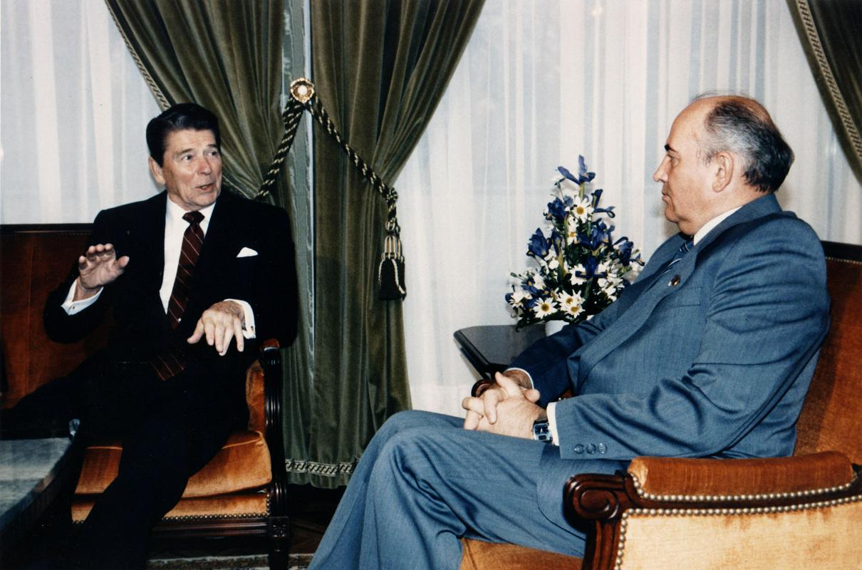 Pogovori v Ženevi med Ronaldom Reaganom in Mihailom Gorbačovom leta 1985 niso obrodili sadov. Foto: AP