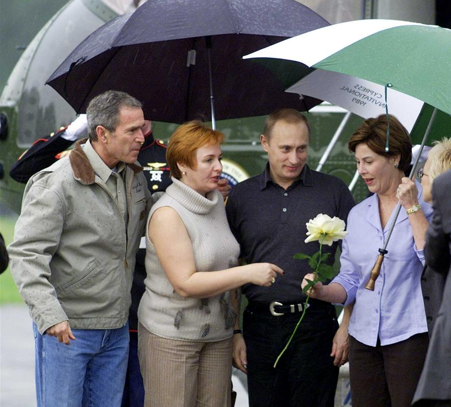 Predsedniški par George W. in Laura Bush je 14. novembra leta 2001 na ranču v Teksasu sprejel Vladimirja in Ljudmilo Putin. Foto: AP