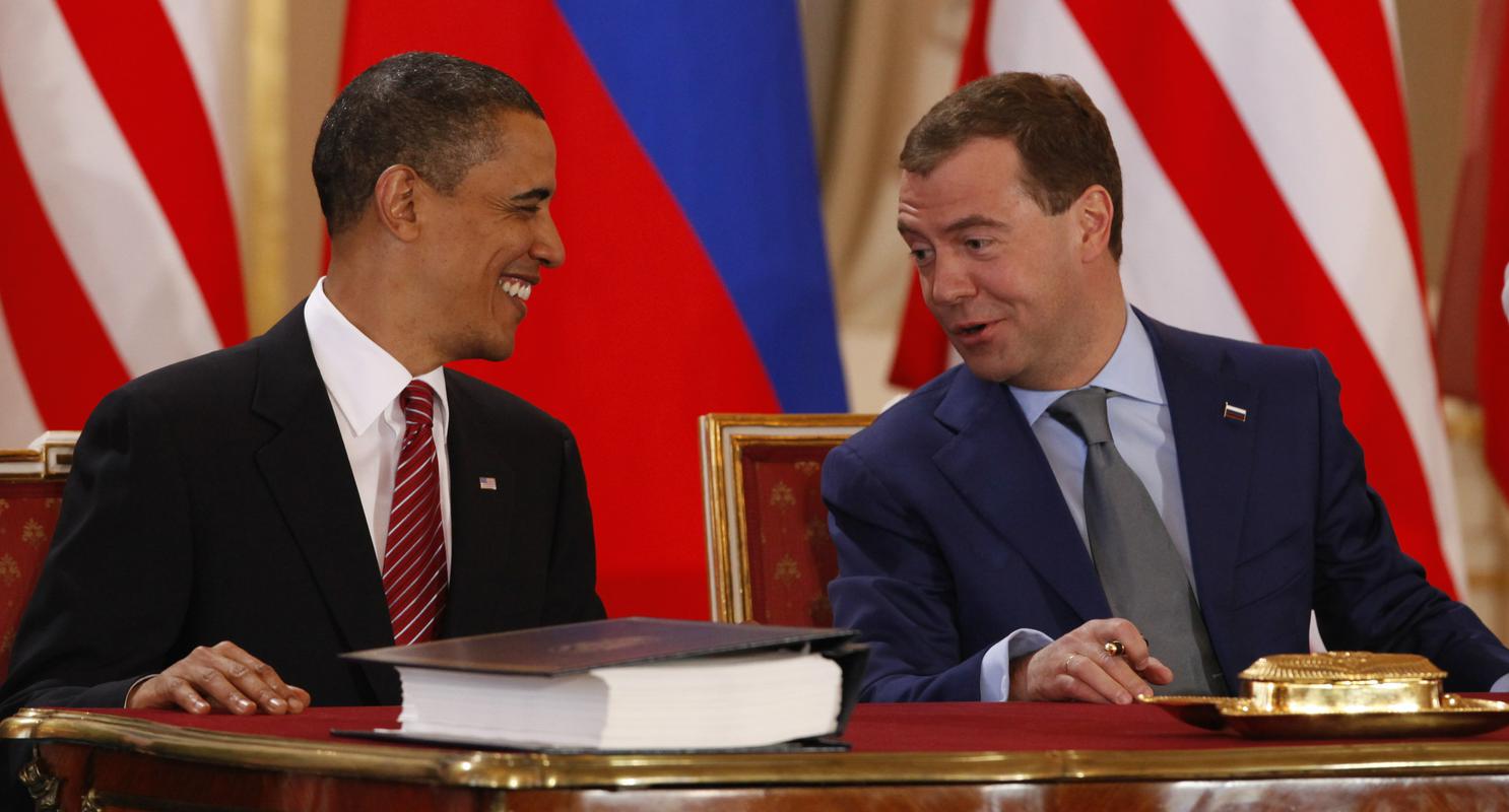 Barack Obama in Dmitrij Medvedjev med podpisom pogodbe Novi START na praškem gradu 8. aprila leta 2010. Foto: AP