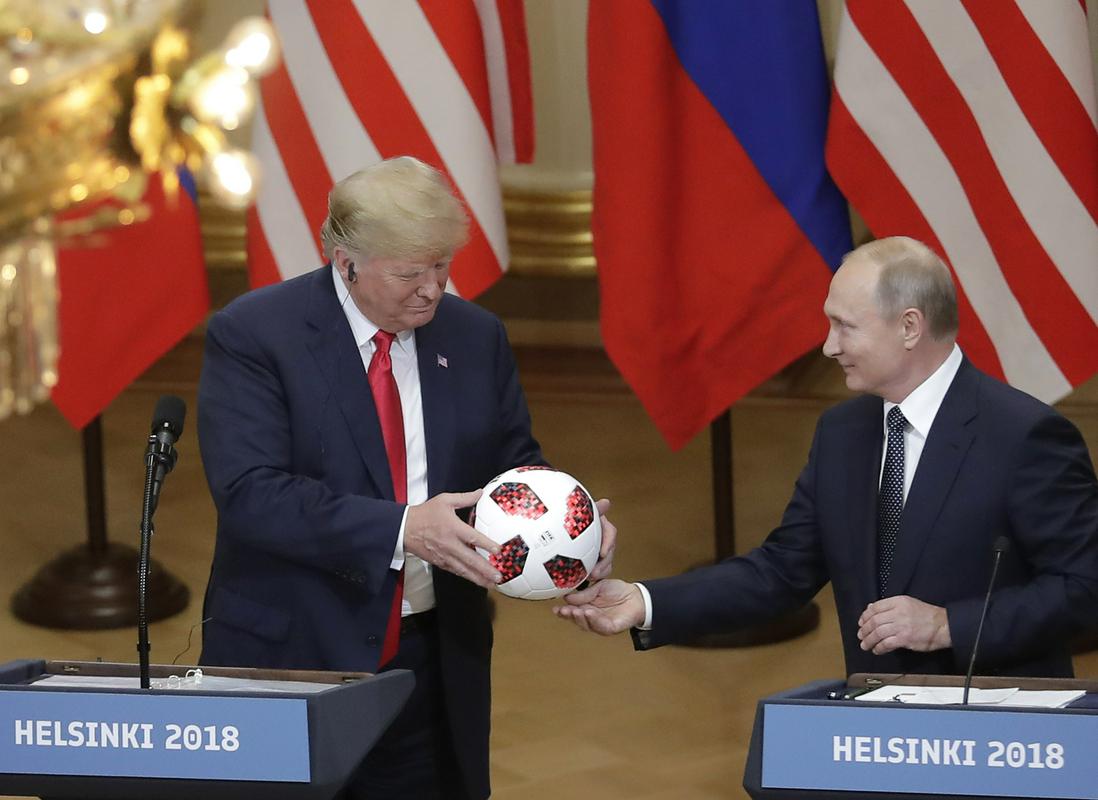 Ruski predsednik Vladimir Putin je 16. julija leta 2018 v predsedniški palači v Helsinkih po koncu srečanja podaril nogometno žogo ameriškemu kolegu Donaldu Trumpu. Foto: AP