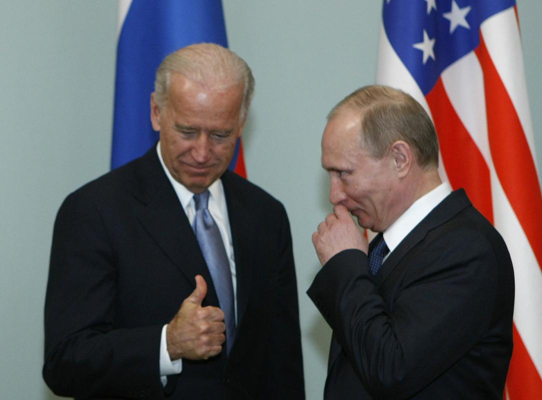 Joe Biden kot podpredsednik ZDA po srečanju s takratnim ruskim premierjem Vladimirjem Putinom v Moskvi 10. marca leta 2011. Foto: AP