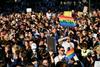 Madžarski pisatelji, založniki in knjigotržci v primežu zakona, ki omejuje LGBTIQ-vsebine