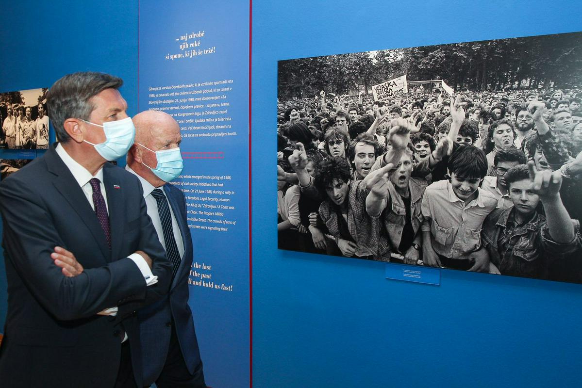 Častni pokrovitelj odprtja predsednik RS Borut Pahor je ob odprtju razstave izrazil željo, da bi jo videlo čim več ljudi, predvsem mladih, Jocu Žnidaršiču pa se je v imenu države in ljudi zahvalil »za spomine, ki bodo za vselej del naše večnosti.«Foto: Aleš Rosa