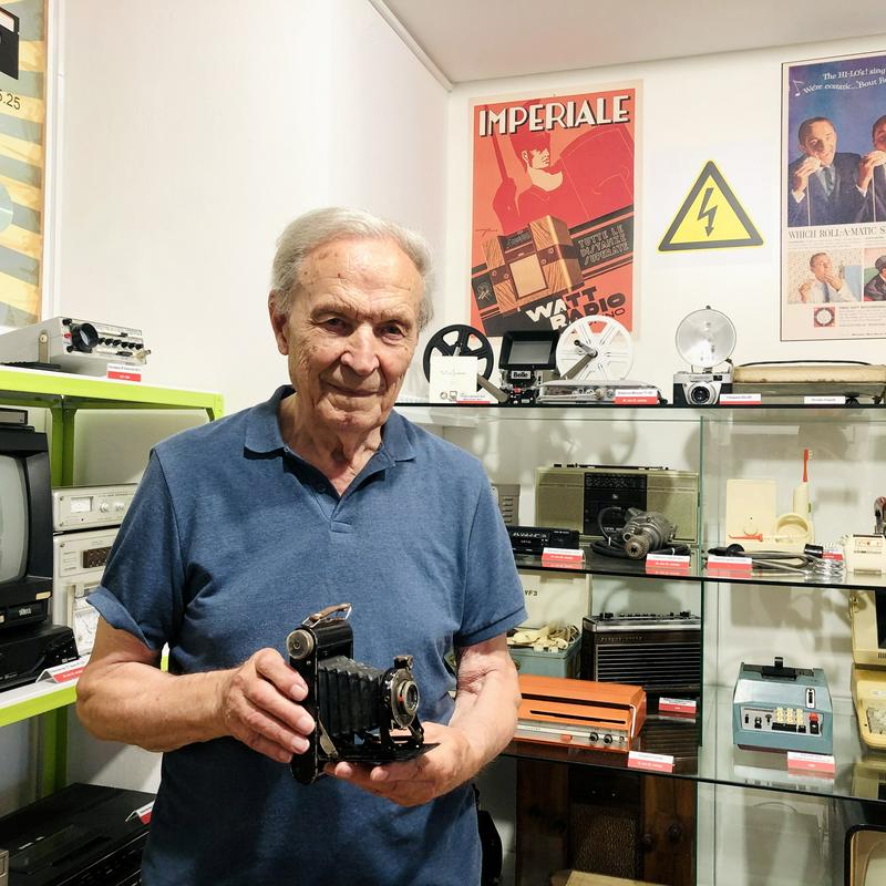 Gospod Bogo Rusjan s svojim prvim fotoaparatom. Foto: MMC RTV SLO/Ivana Zajc