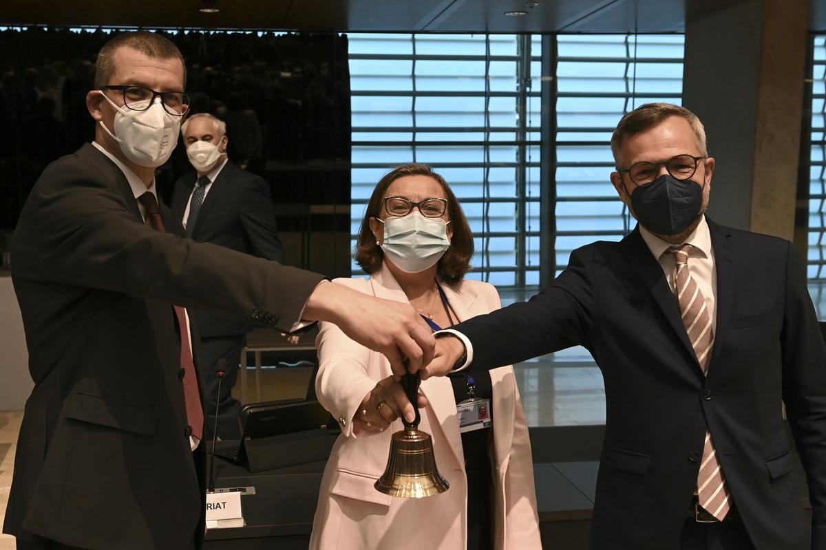 Predsedujoči trojček Svetu EU-ja na današnjem zasedanju v Luksemburgu. Slovenski sekretar za evropske zadeve Gašper Dovžan, portugalska predstavnica Ana Paula Zacarias (v sredini) in nemški minister za evropske zadeve Michael Roth (desno). Foto: EPA
