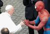 Papež Frančišek vodil avdienco ob navzočnosti Spidermana