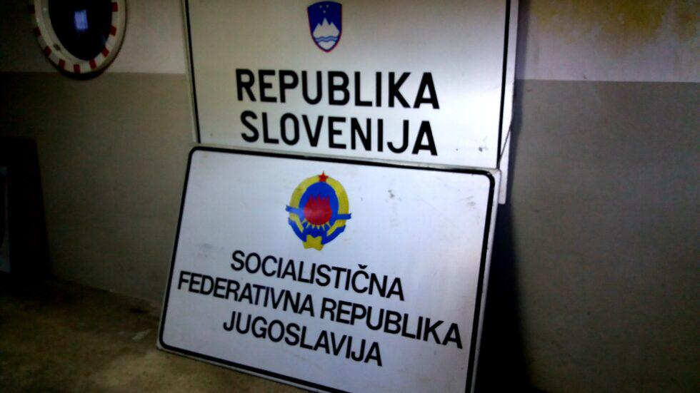 Tabli, ki sta se 26. junija 1991 zamenjali na mednarodnem mejnem prehodu Šentilj. Foto: Radio Slovenija/Stane Kocutar
