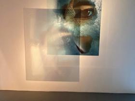 Eva Petrič, Cross-over Schlaflied, 2020, Barvna fotografija, ročno gravirana, alu-podlaga, 1/1, 120 cm x 90 cm. Foto: ZDSLU