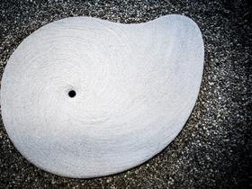 Boštjan Kavčič, Galaksija, 2016, kamen iz Lipiea, 5 x 136 x 99 cm. Foto: ZDSLU