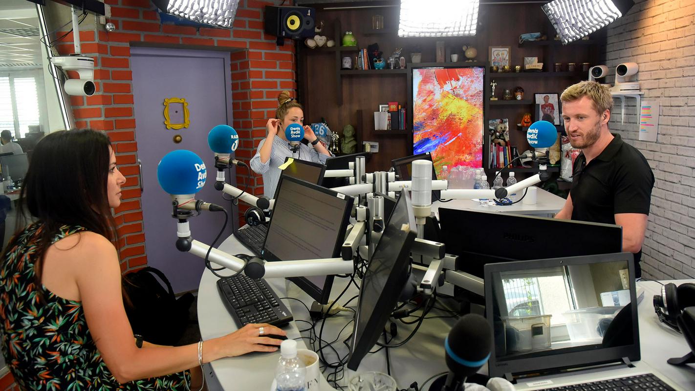 Vodenje šova na komercialnem radiu Denis Avdić začne zgodaj zjutraj. Foto: BoBo