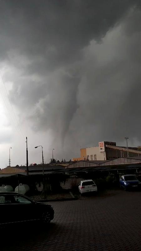 Prebivalci so posneli prihod močnega tornada, ki je poleg Češke prizadel tudi del Poljske. Foto: Reuters