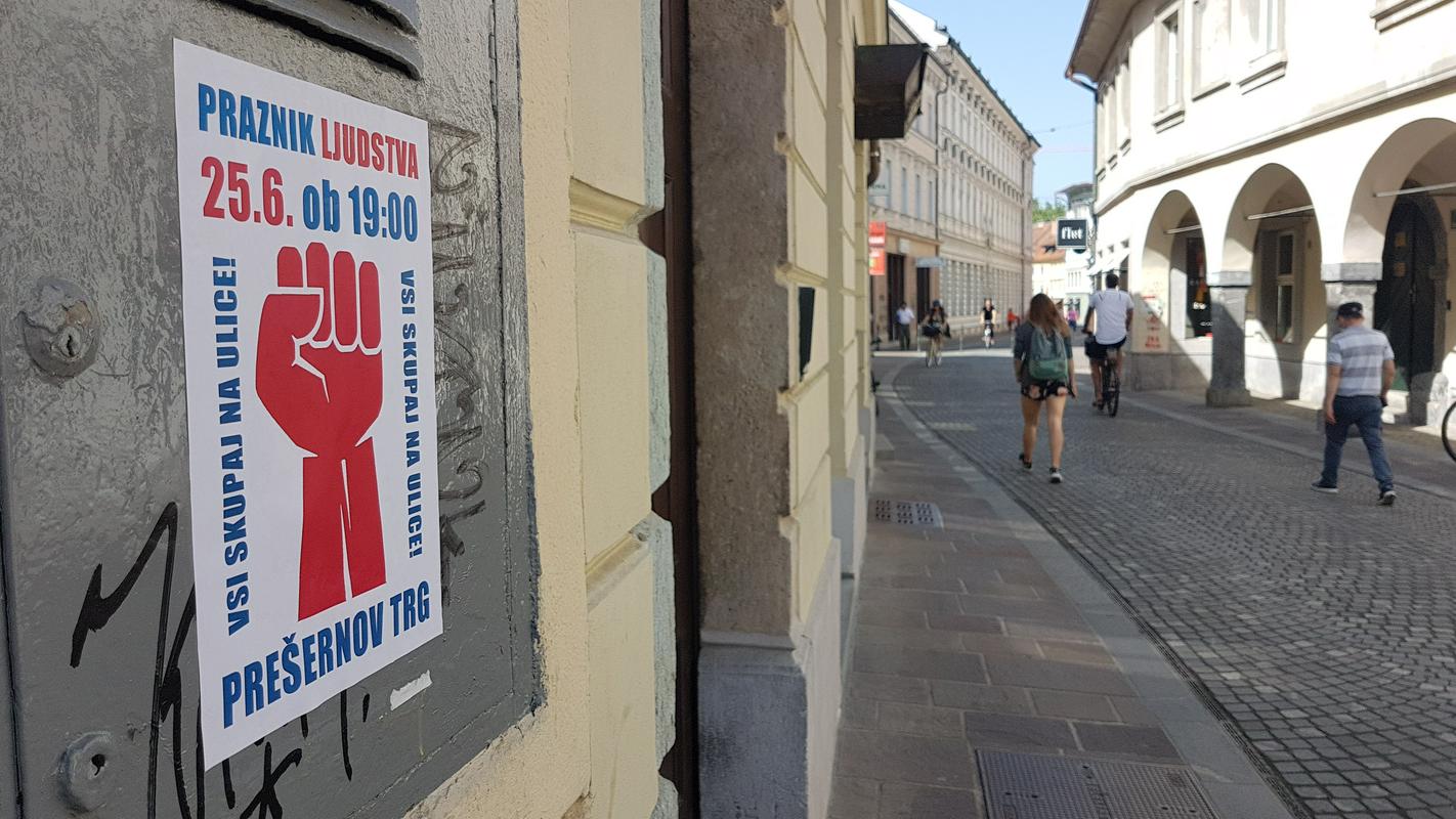 Ljubljanske ulice so v dneh pred alternativno proslavo prekrili plakati, ki so vabili k udeležbi. Foto: MMC RTV SLO/Gorazd Kosmač