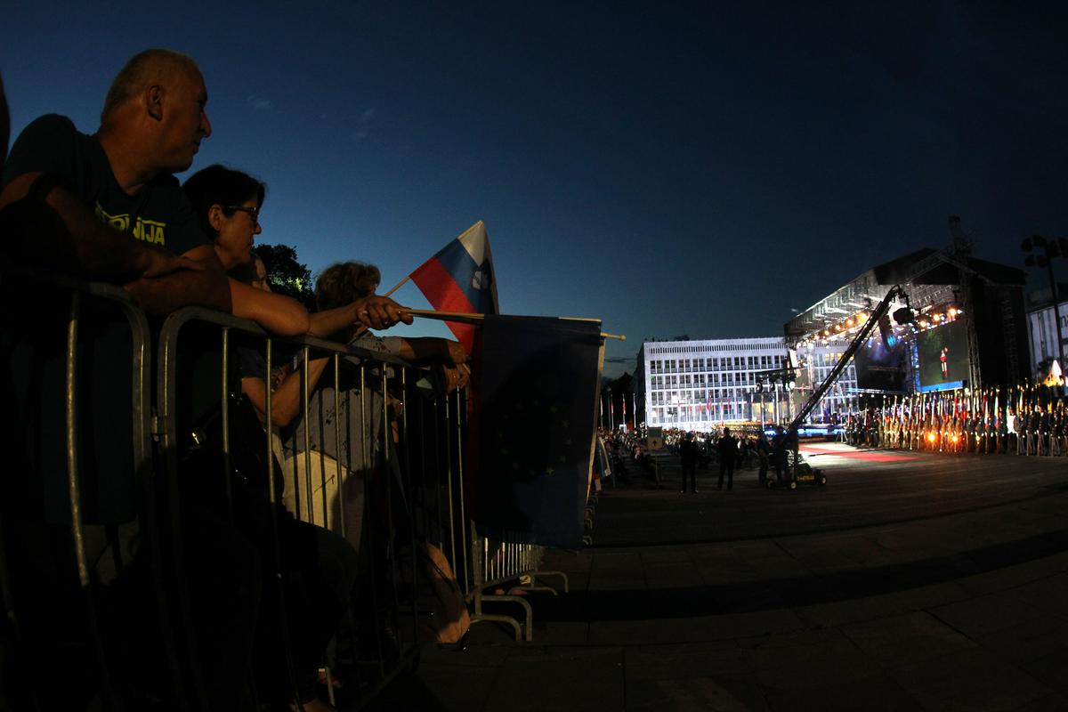 Proslava je potekala na Trgu republike, udeležili so se je lahko vsi ob spoštovanju pogoja PCT. Foto: Srdjan Živulović/BoBo