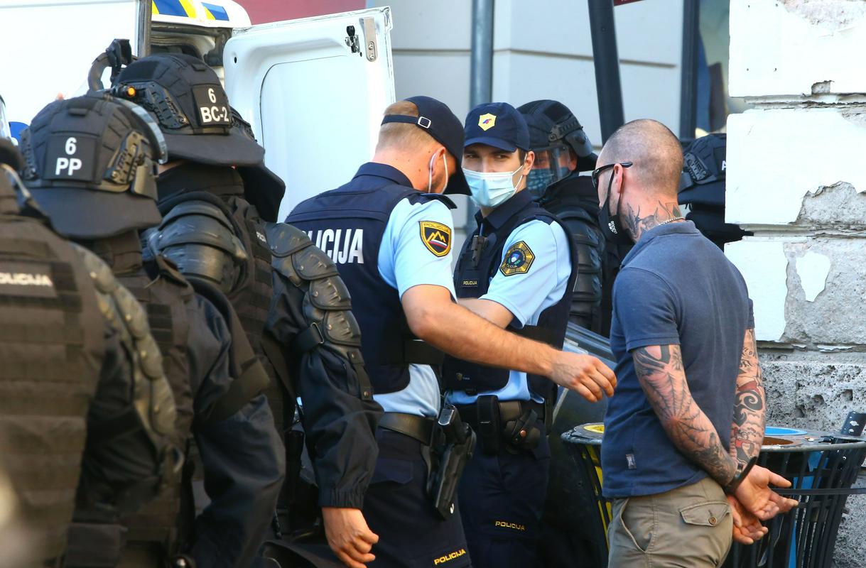Policisti so vklenili in odpeljali skupinico provokatorjev iz vrst t. i. rumenih jopičev. Foto: BoBo/Borut Živulović