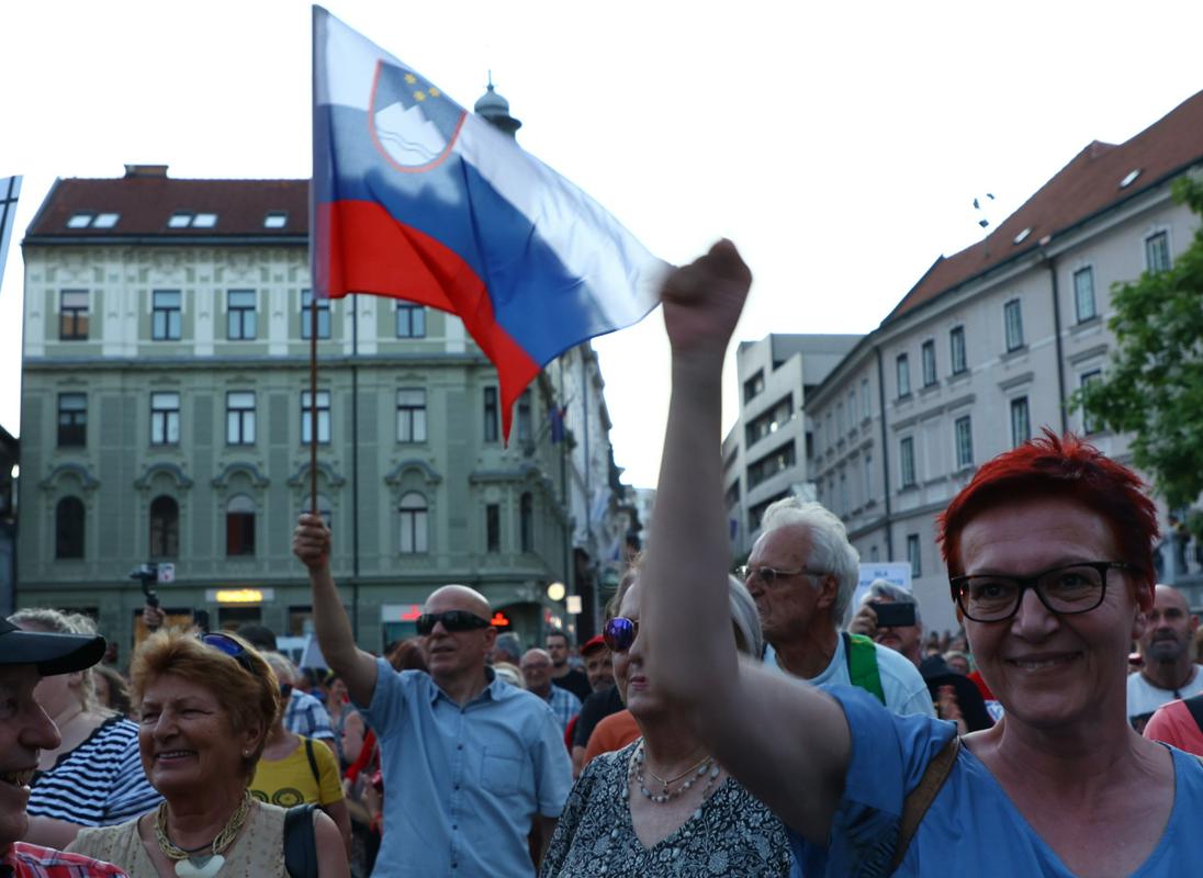 Na alternativni proslavi na Prešernovem trgu so udeleženci izražali nezadovoljstvo z Janševo vlado in zahtevali njen odhod. Foto: BoBo/Borut Živulović