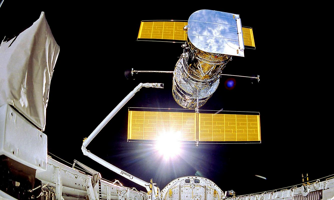 Hubble leta 1990. Deluje že skoraj 30 let, a težave ga pestijo vse pogosteje, kar nakazuje na bližajoči se konec. Foto: NASA/Smithsonian Institution/Lockheed Corporation