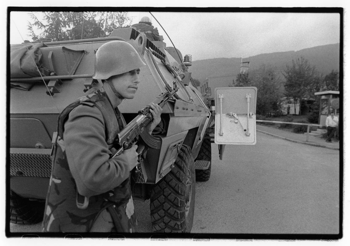 Vojak Jugoslovanske ljudske armade pred učnim centrom teritorialne obrambe v Pekrah, 23. 5. 1991. Foto: Tone Stojko/hrani MNZS