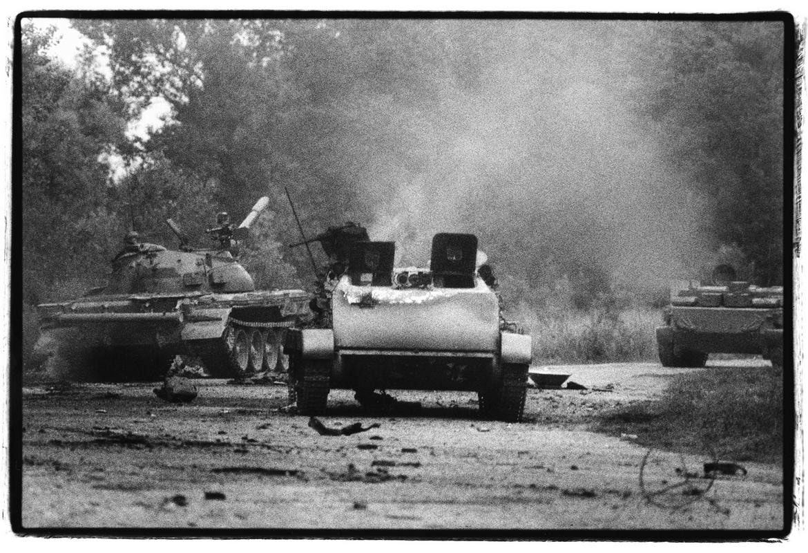 Tank, ki se je pojavil pred mano od nikoder, iz gozda. 2. 7. 1991, Prilipe. Foto: Tone Stojko/hrani MNZS
