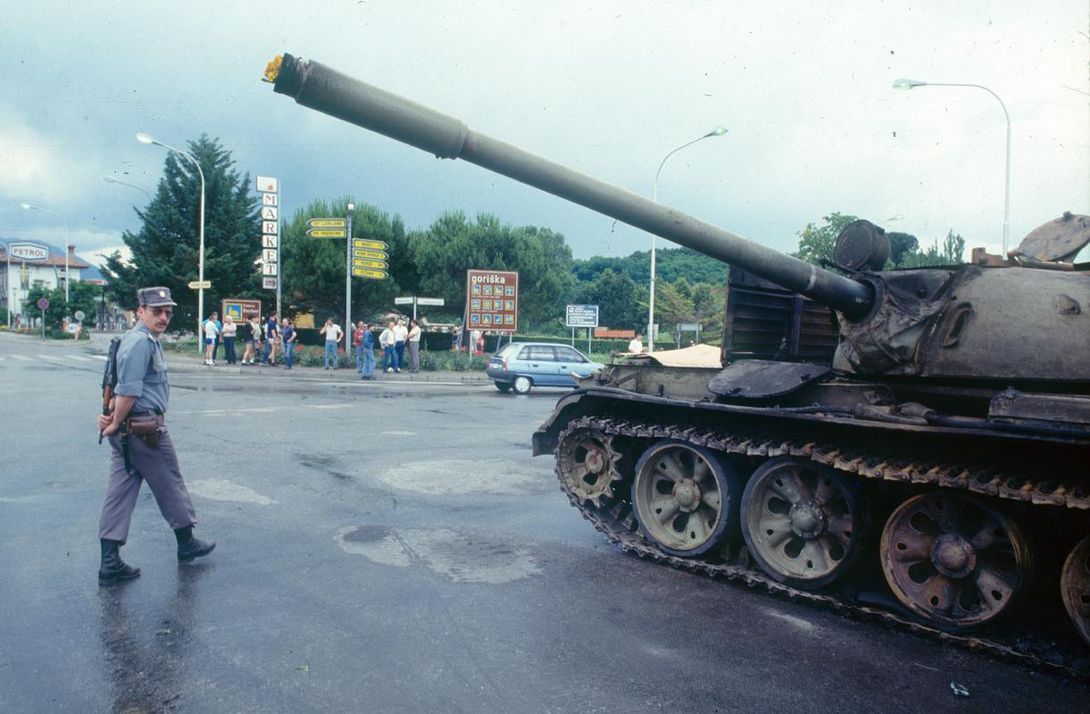 Junij 1991: Uničen tank JLA na mejnem prehodu v Rožni Dolini v Novi Gorici. Foto: BoBo/Srdjan Živulović