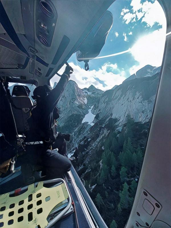 Ekipa za reševanje v gorah je s posadko policijskega helikopterja v preteklih dneh večkrat reševala življenja. Foto: PU Kranj