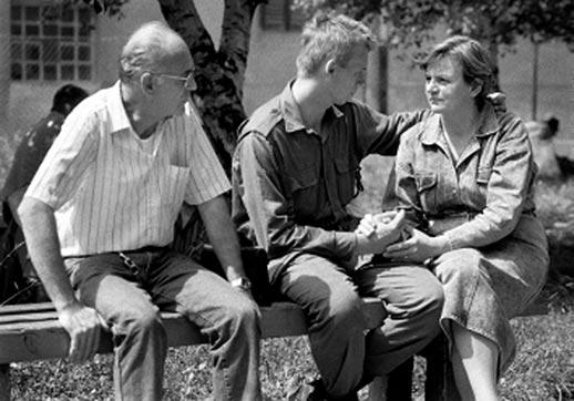 Junij 1991 − vojak JLA s starši. Foto: Barbara Čeferin