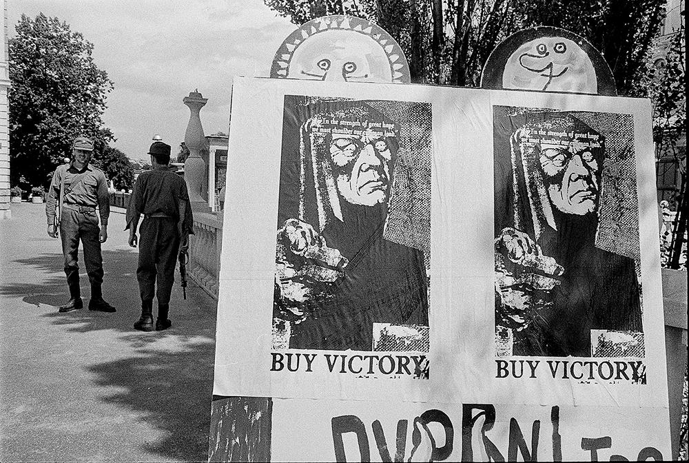 Pričujoča fotografija Barbare Čeferin je bila posneta v Ljubljani in je med drugim izšla tudi v fotoknjigi 10 dni vojne za Slovenijo. Foto: Barbara Čeferin