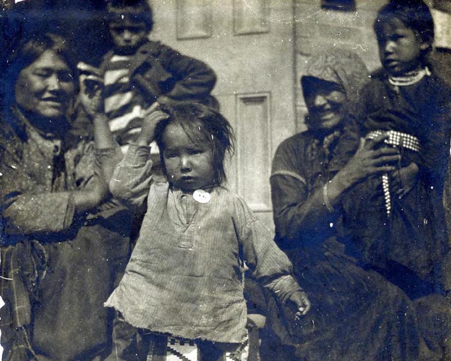 A 1905 photograph shows mothers from indigenous peoples who brought their children to school.  Photo: EPA