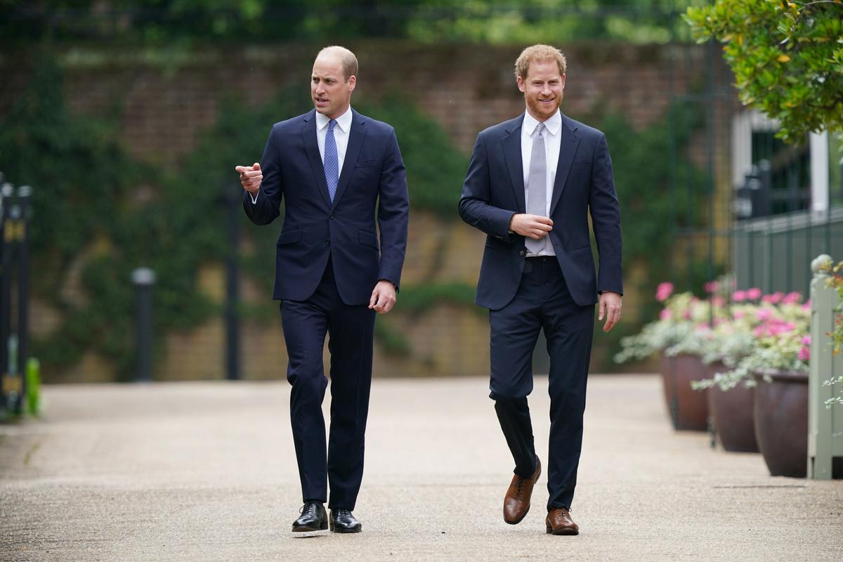 Valižanski princ William in vojvoda Susseški Harry vojvodo Westminstrskega poznata že iz otroštva. Zaradi Harryjeve selitve v ZDA in nesoglasij s kraljevo družino pa so se njuni odnosi precej ohladili. Foto: Reuters