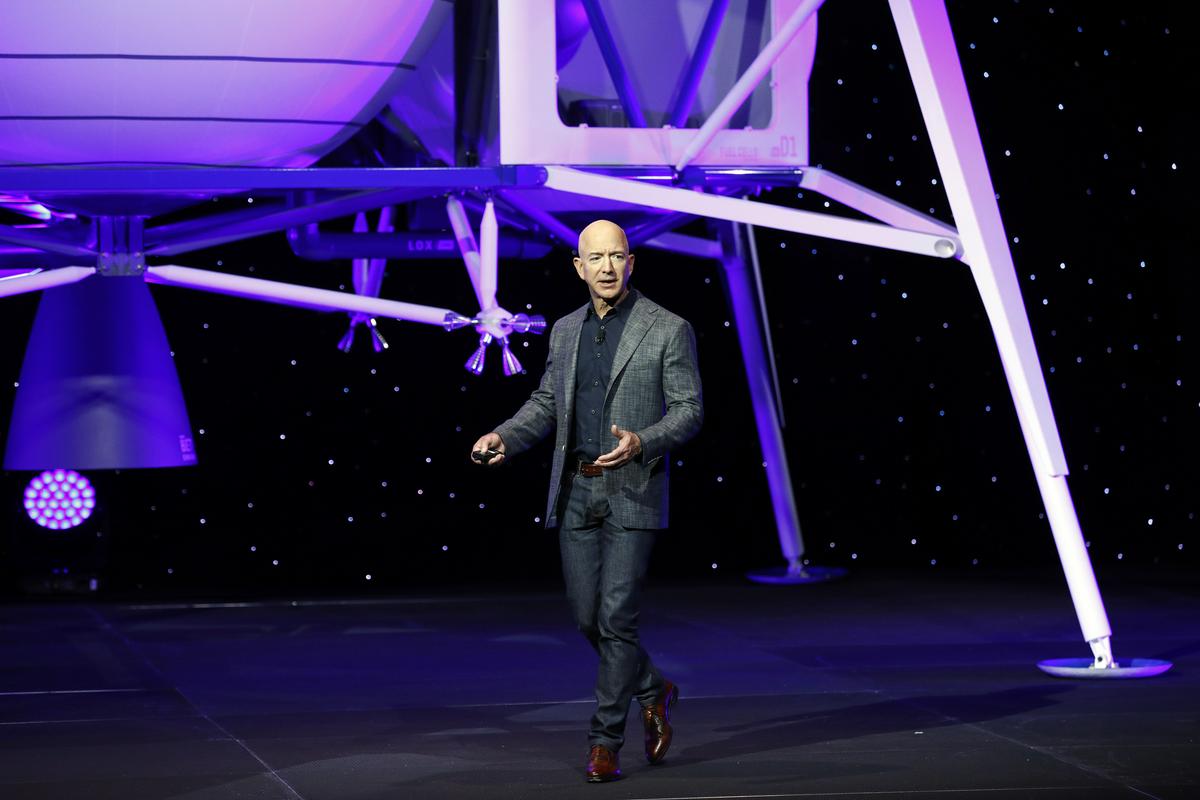 Bezos ob modelu pristajalnika na Luni podjetja Blue Origin. Foto: AP