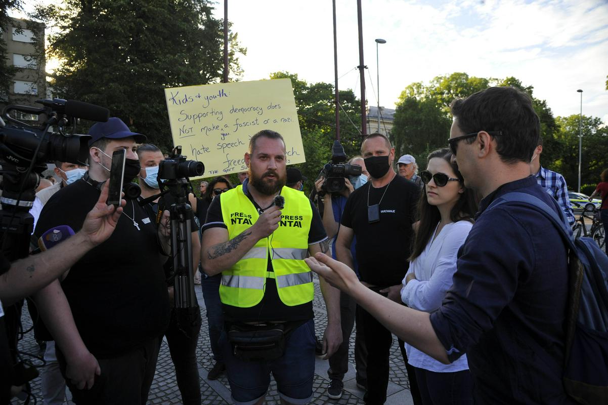Urban Purgar na protivladnem petkovem protestu kot novinar Nacionalne tiskovne agencije, ki jo je ustanovitelj Aleš Ernecl označil za 