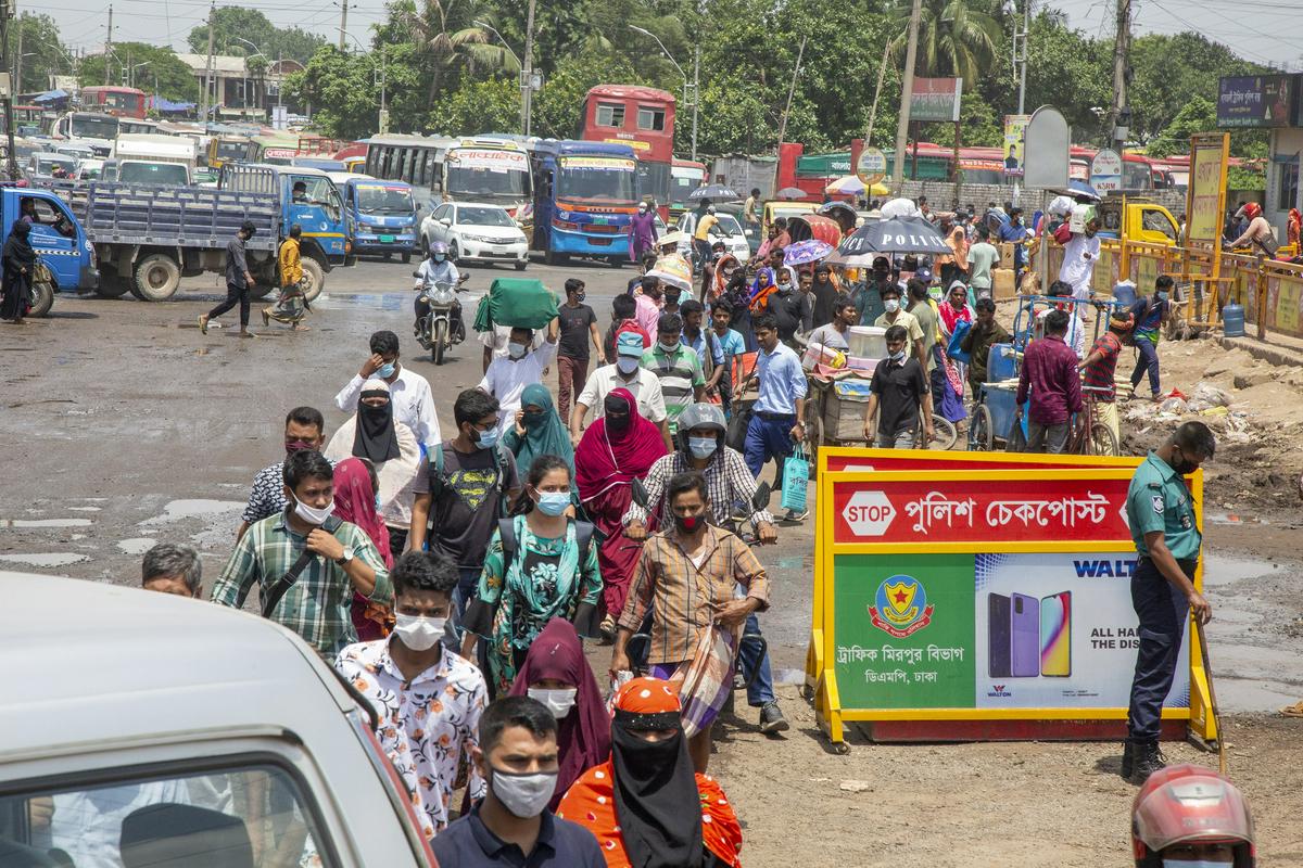 Many residents of the Bangladeshi capital, Dhaka, went to their hometowns the day before the strict closure began.  Photo: EPA