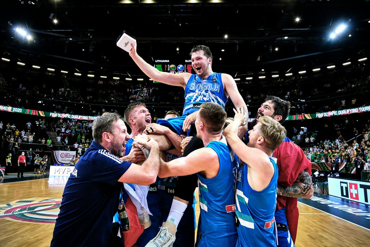 Luko Dončića so soigralci po koncu finala takole dvignili na ramena. Foto: Fiba/Hendrik Osula
