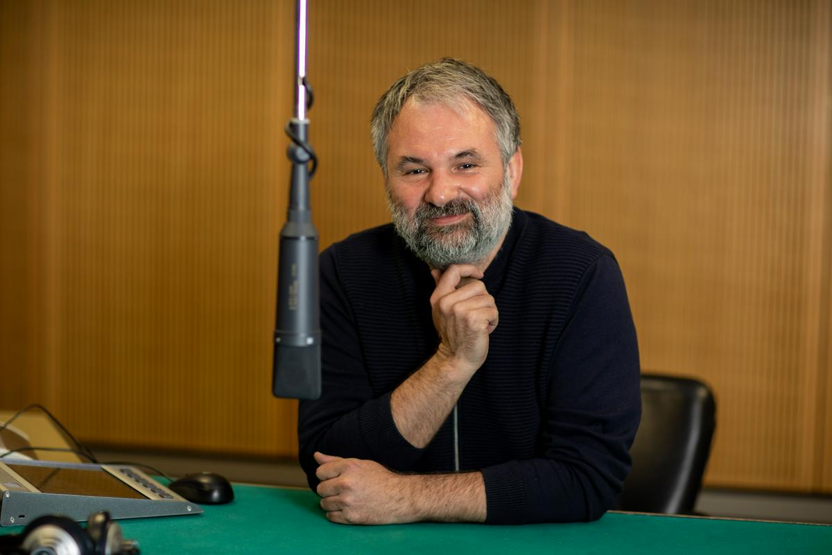Vseh 16 dni bo voditelja na terenu tudi Aleš Smrekar. Foto: TV Slovenija Vseh 16 dni bo voditelja na terenu tudi Aleš Smrekar. Foto: TV Slovenija