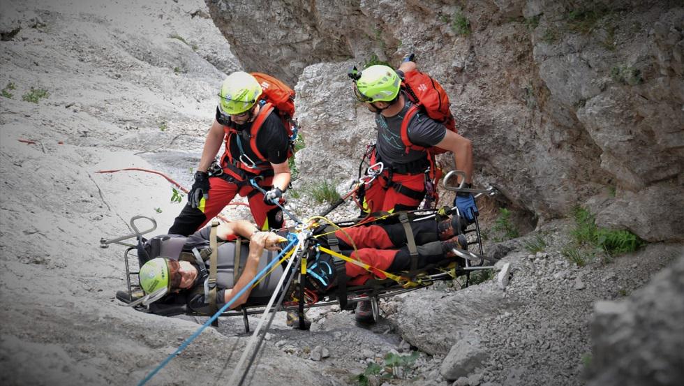 Gorski reševalci rešujejo planinca. Foto: GRS Tolmin, arhiv MMC RTV SLO