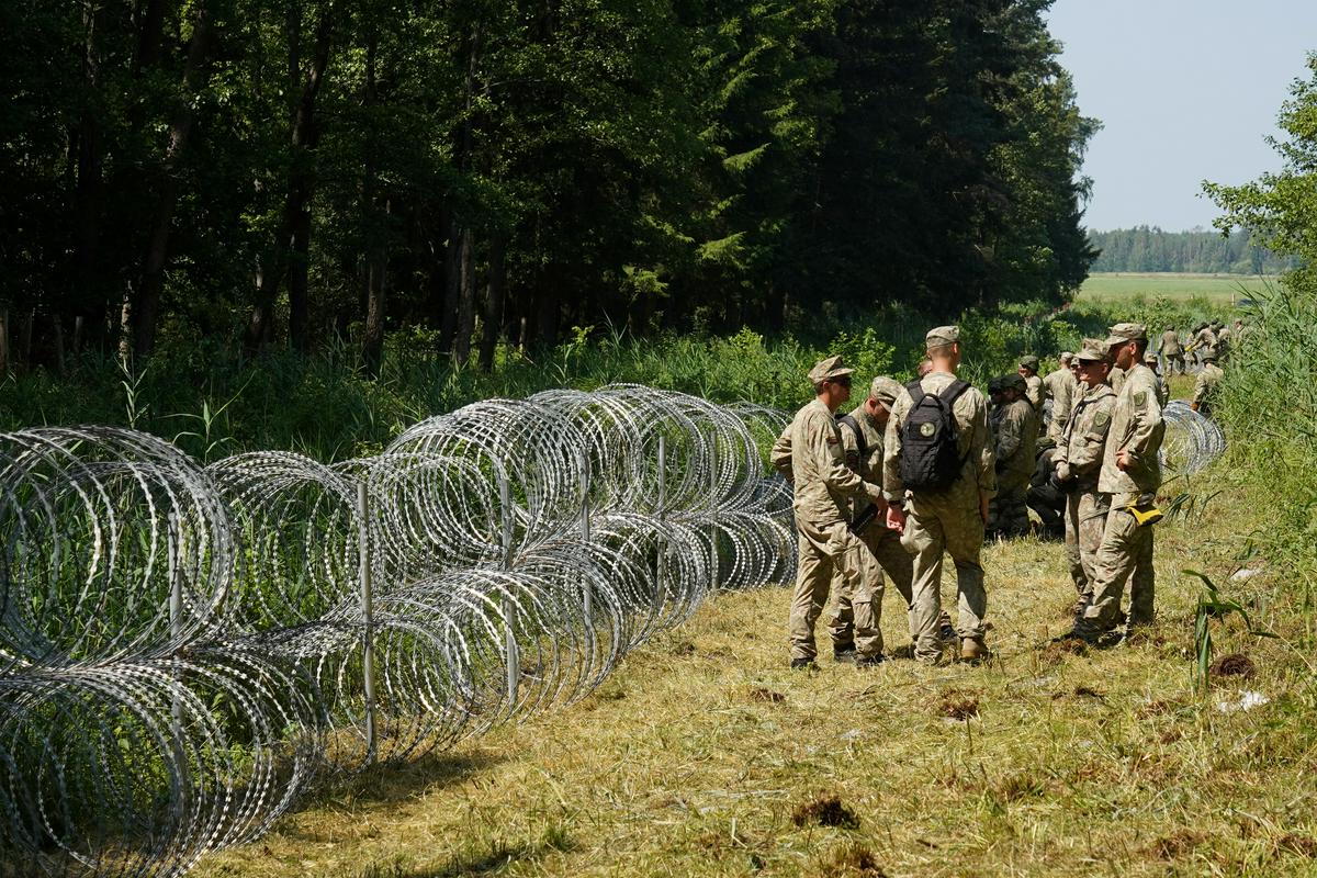 Litva je v petek medtem začela graditi ograjo z rezilnimi žicami, ki jo nameravajo postaviti na 550 od skupno 680 kilometrov meje z Belorusije. Foto: Reuters
