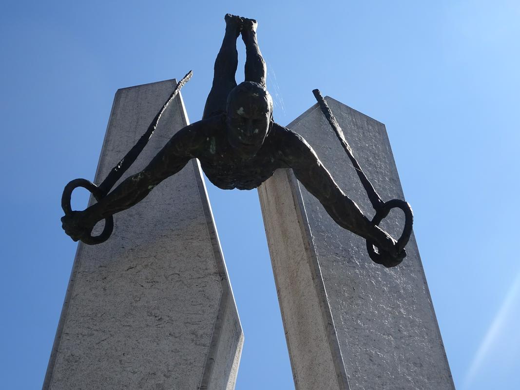 Spomenik Leonu Štuklju v Novem mestu. Foto: Rok Omahen