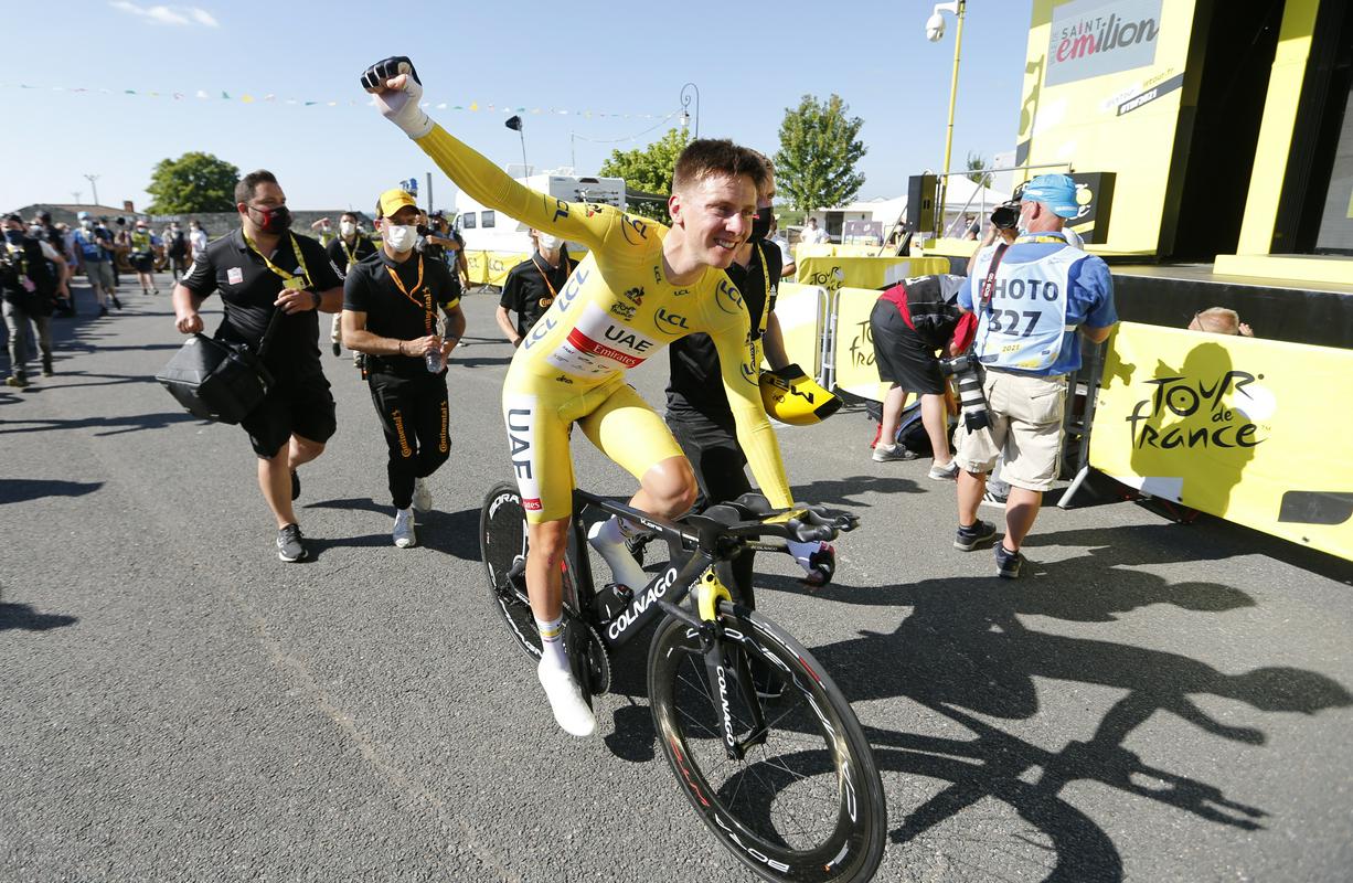 Obveljalo je Pogačarjevo pravilo - ko prevzame majico vodilnega, na koncu tudi osvoji etapno dirko. Ali je to mladinska dirka po Lunigiani ali pa največja kolesarka dirka na svetu. Foto: Reuters