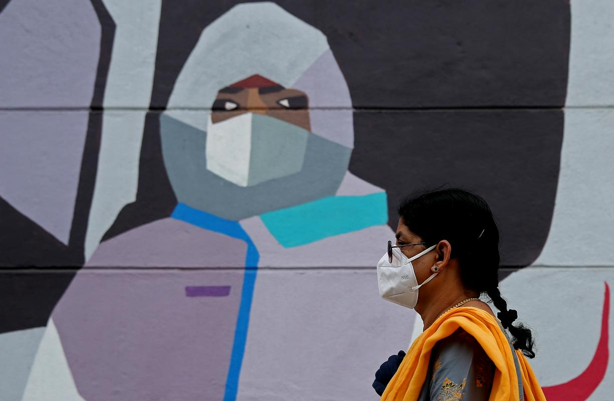 Mural v milijonskem indijskem mestu Bangalore. Indija je vrhunec pandemije doživela v aprilu in maju, ko so dnevno potrdili tudi nad 400.000 okužb. Foto: EPA
