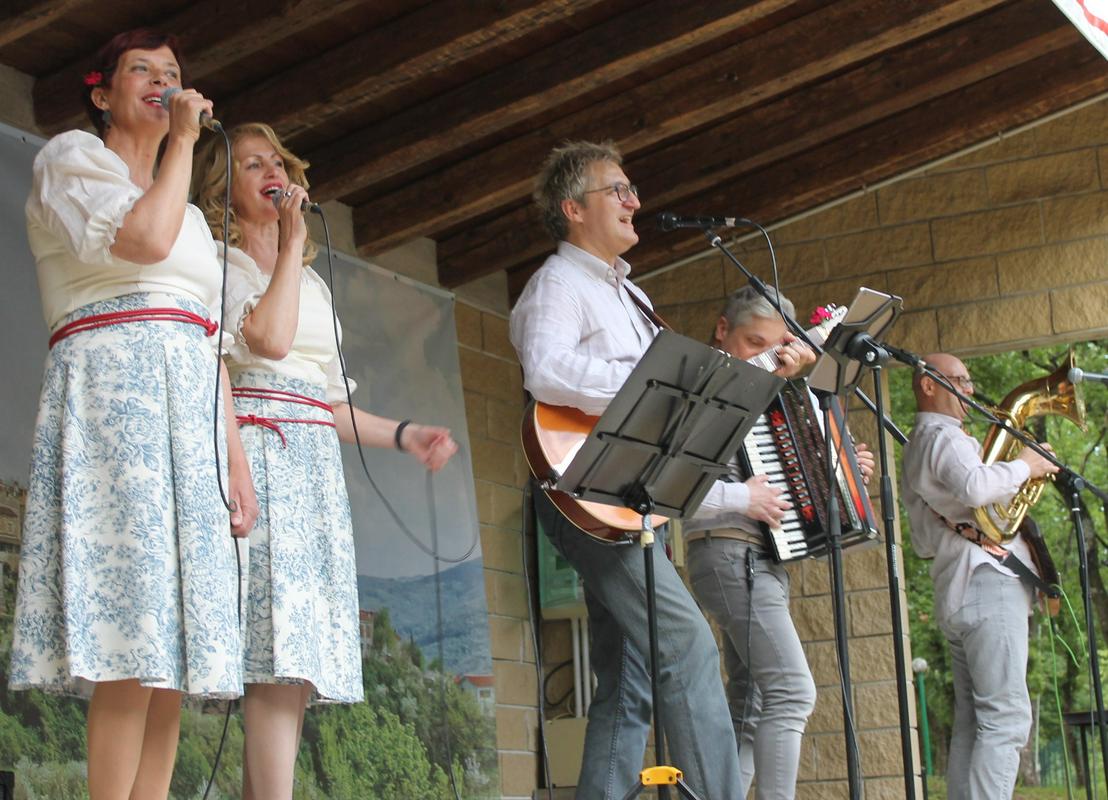 Zdaj Milonejeva aktivno poje v ansamblu Aleksij Jercog in prijatelji. Foto: Osebni arhiv Zdaj Milonejeva aktivno poje v ansamblu Aleksij Jercog in prijatelji. Foto: Osebni arhiv