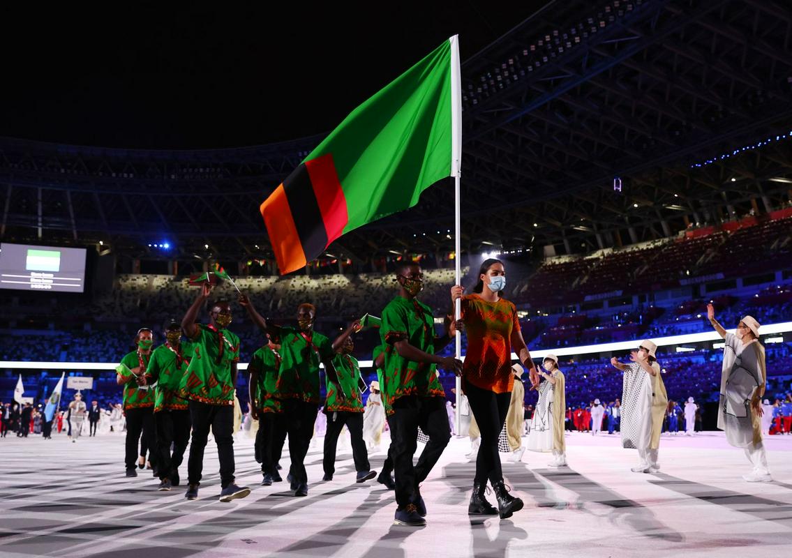 Ajdovka Tilka Paljk je nosila zastavo Zambije. Foto: Reuters