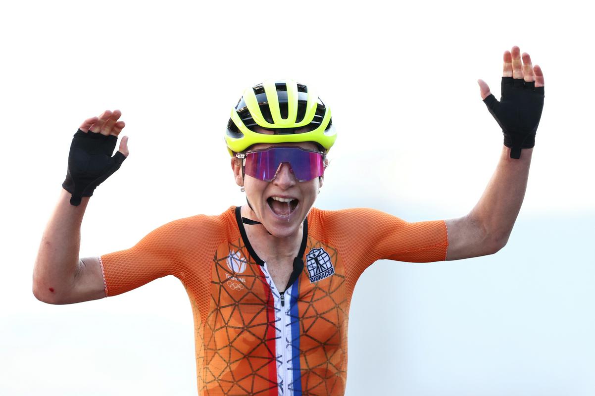 Srebrna Annemiek van Vleuten je sprva mislila, da je zmagala. Foto: Reuters