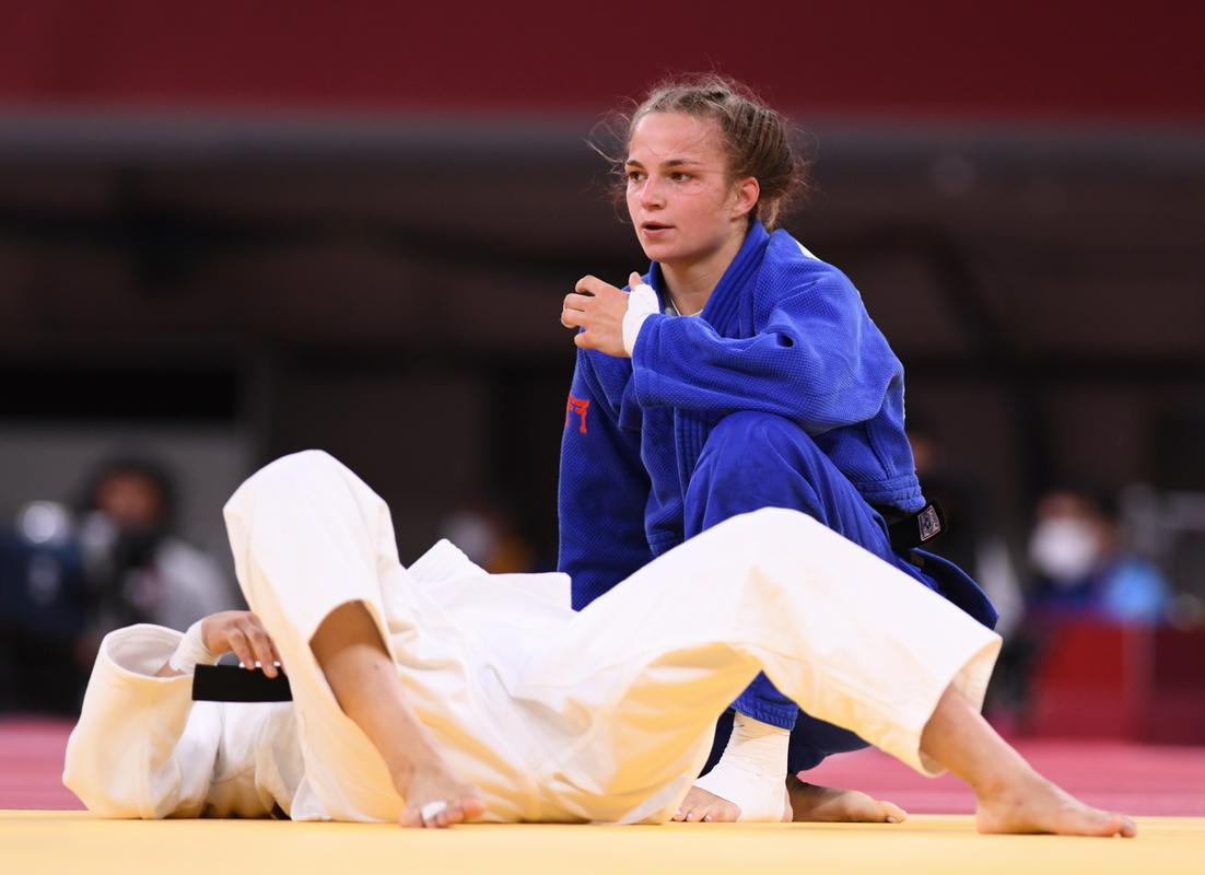 23-letna judoistka Bežigrada Kaja Kajzer (desno), ki se v zadnjih dveh letih ukvarja s številnimi poškodbami, ima za sabo pravi maratonski dan, ki ga je začinila z novim odličjem z največjih tekmovanj. Foto: Reuters