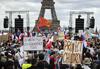 Francija ob protestih podprla covidna potrdila; Danska bo ponudila tretji odmerek
